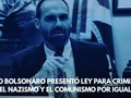 Comunismo y Nazismo son caras de una misma moneda… Pero si andas con bandera comunista no pasa nada, si dibujas una esvástica te llaman criminal…  Esas dos ideologías se llevaron muchas vidas, no deberían tener cabida en una sociedad tolerante y democrática.  Bien, Eduardo Bolsonaro 👏🏿👏🏿👏🏿👏🏿 (en Hongo Park)