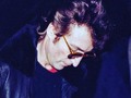 40 años de la muerte de Lennon… En esta foto firmando lo que sería su último autógrafo a su propio asesino. Increíble, no? (en Hongo Park)