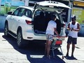 Otra: Luis haciendo compras con su hijo en el supermercado “Los Molles” en la Paloma.  A los zurdos se les va reventar una arteria gritando: Es todo mentira!!! En su puta vida fue a un supermercado, porque los mandados siempre los hace la “sirvienta” María!!!   (en Hongo Park)