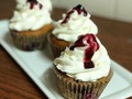 Cupcakes de Frutos Rojos 😜 La receta del muffin esta en el canal, al igual que la del buttercream de arriba 🤪  #cupcakes #frutosrojos #arandanos #frutosdelbosque #muffin #buttercream