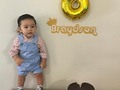 Tenemos Bebé de 8 Meses 🎉🎉Que Ya Quiere Caminar, así como lo ven en las fotos ya se para Solito, Ya Tiene Sus 2 dien de Abajo, aún No duerme Toda la Noche y sigue diciendo Mamá, Papá por toda la casa, támbien hace Viejito, . Pd: se Nos Cayó De la Cama Justo hoy después de su última siesta del Día 💔 . Cuando estaba embarazada había leído que existen 2 tipos de Madres 1las que se les caen los bebé de la cama y 2 las que se le caera 😦 . Cada Mes aparte de celebrar su vida y sus avances támbien celebro 1 mes más de Lactancia Materna y que No se me habia Caído de la cama le tenía terror a ese Momento pero ya Pasó Y gracias a Dios en Familia lo superamos💪 gracias Amor😘❤️