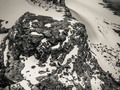 El Púlpito del Diablo  El pico Pan de Azúcar (5.100 m s.n.m.) en la Sierra Nevada de El Cocuy o Güicán con sus 90 metros de altura en una mole de roca sin nieve, es uno de los íconos principales de esta Sierra.  Colombia posee glaciares tropicales, una rareza de la naturaleza.