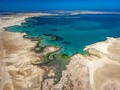 Bahía Honda  En la Alta Guajira, el mar Caribe entra al continente y mezcla sus azules profundos con el amarillo del desierto, adornados con un collar verde de los manglares. Así es la naturaleza colombiana.