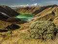 La segunda laguna más bella del país. Laguna Verde en el cráter del Volcán Azufral en Túquerres, Nariño. Labor de fotografía en alta montaña para nuestro banco de imágenes. En primer plano, el Romero de Páramo.