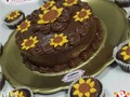Hermosa mini cake 6-8 porciones de torta humeda de chocolate, con sus ponquesitos y florecitas en fondant para una fanática de los girasoles. #torta #cake #reposteria #chocolate #girasoles #anaco #tortadechocolate