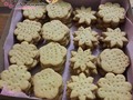 Gelagalletas 😍🥰❤ este invento a gustado mucho y el que las prueba se enamora 😍😍🤤🤤 una opción definitivamente divina y hermosa para presentar y degustar las galletas.  Y como estamos en cuarentena y repartiendo recetas. Les compartiré la receta de la masa, quedan deliciosas... las amarán. Para preparar esta cantidad necesitan:  Ingredientes: 1 taza de azúcar. 1 taza de mantequilla. 2 tazas de harina de trigo. 1/2 cucharada de vainilla. (NO LLEVAN 🥚🥚). . Preparación: Mezclar la mantequilla, la vainilla y el azúcar, solo un poco hasta que se unan.  Agregar la harina de trigo y amasar hasta integrar. No es necesario amasar tanto.  Estirar, cortar y al horno🥰🥰 a unos 200°C y cuando comiences a ver los bordes medio doraditos abajo están listas (el tiempo depende de cada horno). Nota: pueden jugarse con las proporciones, hacer menos o más cantidad, si no tienen tazas medidoras pueden medir con cualquier tacita o vasito que dispongan, lo importante es mantener la proporción, por cada 1 y 1 de mantequilla y azúcar, son 2 de harina. Si las hacen nos cuentan 👌 . . Posdata: vean en nuestro estado las que hicimos ayer 😍😍😍. . .  #galletas #gelagalletas #gelatina #cookies #clubreposteroanaco #loMejorDeAnaco #anaco #talentoVenezolano #tipsGelart #recetasGelart