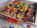 Gelagalletas 😍🥰❤ este invento a gustado mucho y el que las prueba se enamora 😍😍🤤🤤 una opción definitivamente divina y hermosa para presentar y degustar las galletas.  Y como estamos en cuarentena y repartiendo recetas. Les compartiré la receta de la masa, quedan deliciosas... las amarán. Para preparar esta cantidad necesitan:  Ingredientes: 1 taza de azúcar. 1 taza de mantequilla. 2 tazas de harina de trigo. 1/2 cucharada de vainilla. (NO LLEVAN 🥚🥚). . Preparación: Mezclar la mantequilla, la vainilla y el azúcar, solo un poco hasta que se unan.  Agregar la harina de trigo y amasar hasta integrar. No es necesario amasar tanto.  Estirar, cortar y al horno🥰🥰 a unos 200°C y cuando comiences a ver los bordes medio doraditos abajo están listas (el tiempo depende de cada horno). Nota: pueden jugarse con las proporciones, hacer menos o más cantidad, si no tienen tazas medidoras pueden medir con cualquier tacita o vasito que dispongan, lo importante es mantener la proporción, por cada 1 y 1 de mantequilla y azúcar, son 2 de harina. Si las hacen nos cuentan 👌 . . Posdata: vean en nuestro estado las que hicimos ayer 😍😍😍. . .  #galletas #gelagalletas #gelatina #cookies #clubreposteroanaco #loMejorDeAnaco #anaco #talentoVenezolano #tipsGelart #recetasGelart