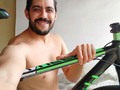 Esta foto no es Joropo y no es música llanera/ Es tan solo un cantador que se quitó la franela/ Pues me mataba el calor después de la rodadera/  Pedaleando en bicicleta bajo un sol súper candela/  El deporte es alegría, es salud y jodedera/ Es un estilo de vida y de paso de primera/ Por eso yo los invito, a que encuentren las maneras/ De practicar un deporte eso sí en forma sincera...  No vale el dominó y las bolas criollas sino para distraer la mente jajaja...  Esto fue hoy al llegar a la casa de mi mamá. Todavía me quedan versos y un poquito de agilidad en las piernas!   #ciclismo #musica #buenamusica #calor #ejercicios #deportes #eljoropoesalegria #lamusicaesalegria #eldeporteesalegria #salud