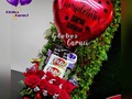 Rosas, golosinas y un globo Personalizado.🎈🌹🍫  Cuando menos es más.  #felizcumpleaños #happybirthday #globos #golosinas #globoscaruci #globospersonalizados #globoscaruci #globoschrome #rosas #arreglosconglobos #arreglosflorales #flores #margaritas #gerberas #girasoles #peluches #arcodeglobos #arreglosconglobos #delivery #deliverycaracas #ccs #venezuela