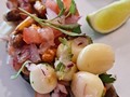 Choros a la chalaca Cocina Peruana Rest. Ají dulce  Ingredientes  12mejillones  2cebollas, picadas  1/2rocoto, sin venas y picado  1/2taza de tomate, en cuadritos  1 1/2cucharada de perejil, picado  3/4taza de maíz, desgranado  Jugo de 3-4 limones  1cucharada de ají amarillo, molido  1cucharada de aceite  Sal y pimienta, al gusto  Instrucciones  1  Limpia bien los mejillones con un cepillo. Ponlos a hervir en una olla. Retíralos a medida que se vayan abriendo, para evitar que se cocinen demasiado. Descarta los que no se abran. Deja enfriar los choros abiertos y coloca la mitad en una fuente.  2  En un recipiente, mezcla la cebolla, el rocoto, el tomate, el perejil, el maíz desgranado, el jugo de limón, el ají amarillo, el aceite, la sal y la pimienta. Dejar reposar por 5-10 minutos.  3  Coloca aproximadamente 1 cucharada de los ingredientes mezclados en cada valva de mejillón. Sírvelos y ¡a disfrutar!