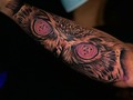 De hace años quería tatuarme un búho, no se imaginan la cantidad imaginable de diseños que tengo 🤣 lo más chistoso de esto que mi primer tatuaje no fue un búho🙈 y preguntaran porqué🦉 bueno específicamente la mirada 👀 un búho es Símbolo de Sabiduría, inteligencia, Astucia, Protección, Libertad, Adaptabilidad, Sigilo y silencio. El diseño de los ojos los cambie por el "Rinnegan" como saben soy muy fanático de los anime y Naruto es una de mis historias favoritas, en esta historia se dice, en tiempos en que el mundo estuviera en desorden, una persona seria enviada desde los cielos para convertirse, ya sea en un "Dios de la Creación", que calmaría el mundo, o en un "Destructor" que reduciría todo a nada. Estoy muy contento con esta pieza nunca pensé que me haría algo tan visible 🤣 . . . ✒: @lefidtattoo  . . . #Ink #tattoo #owl #owltattoo #eyes #Naruto #rinnegan #arm #Panama #TattooLover #MarciaSeVaCabrear #LatePost