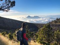 La oficina más increíble del mundo, donde cada día es una experiencia diferente, pero siempre espectacular! Te animo a vivir esta experiencia con @GuateAdventours, aprovecha la época. . . . #Guatemala #VisitGuatemala #GuateAdventours #AdventureTravel #NatGeoTravel #Acatenango #Volcano #Sunset