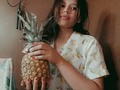 Mi sección de fotos con un objeto ...en éste caso una piña uwu. #quedateencasa