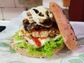 ¡Tu eres el artista de tu hamburguesa #greengardencol!🤤💚🍔 . . Photo: Hamburguesa de Pollo vegano con adición de champiñones. -Pan artesanal, lechuga crespa hidrop, tomate org, cebolla, queso tipo mozzarella light y salsas de la casa🍅🍍🥦- . . ¿DOMICILIOS? ☎️(4)7850122 o escríbenos al 📲3007552612