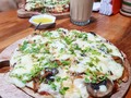 Antojándolos desde temprano con descuentos y delicias👌💰🍕 Hoy el turno es para nuestra PIZZA GREEN GARDEN 💚🍄 . . En masa integral madurada, pasta napoli, queso mozzarella artesanal, champiñones al ajillo, jamón vegetal, rugula y queso parmesano 🤤👩‍🍳 . Precio Regular: $16.5 HOY: $15.0 . . . #healthyfood #healthy #veggierestaurant #pizzaiolo #healthypizza #pizzamonteria #naturalfood #pizzaveggie #monteriafit #healthychoices #deliciouspizza #fitnessfood #foodie #veggiefood #montería #yummy #pizzamonteria #pizzaporn #monteriacordoba #veganpizza #pizzalover #pizzalovers