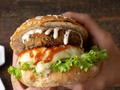 Una hamburguesa vegetariana o vegana para hoy?  Te antojamos de nuestra HAMBURGUESA DE AMARANTO Y QUINOA 🍔 👌 . Recuerda que es por tiempo limitado . . . Vive tu experiencia #greengardencol como más te gusta    . . . . #food #foodporn #foodie #instafood #yummy #veganfood #instagood #meatless #butifarra #photooftheday #veggiefood #dinner #lunch #healthyfood #vegetarian #tasty #food #delish #greengardencol #eating #burgertime #foodpic #foodpics #hungry #foodgasm #veganbbq #foods #burger #veggierestaurants