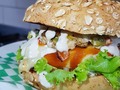 ¿Ya sabes que cenar hoy? Una HAMBURGUESA DE POLLO VEGANO cae perfecto en este día tan delicioso #Monteriano. . . . Antojos al estilo #greengardencol  . . . . . . . Te esperamos en nuestro local de 4:00pm a 9:00pm o te llevamos tu pedido a tu domicilio; Llámanos o escríbenos (+57)3007552612 (4)7850122 . #Montería #Monteria #monteriacordoba  . . . #healthyfood #burger #hamburguesavegetariana #saludable #greengardencol #hamburguesa #yummy #veganfood #meatless #monteriavende #Montería #monteriaventas #veganfood #cheeselover #veganfoodie #colombiaemprende #hamburguesasaludable #veganfood #healthyburger #comidamonteria #desgranado #monteriafit #Monteríafit #comidavegetariana #veganosmontería #burgertime #vegetarianosmonteria #veganrecette #comidavegana