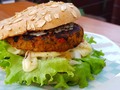 Una HAMBURGUESA DE AUYAMA son 100 gr. de croqueta de auyama que aporta 30 calorías y 6 gramos de carbohidrato, e rica en vitamina B, C Y E; y es una excelente fuente de potasio y magnesio. También conocida como calabaza, es un alimento que dentro de unos de sus múltiples beneficios ayuda a regular la presión arterial alta.  Aquí en #greengardencol en vez de comer rico, te alimentas deliciosamente!  #healthyfood #Burger #hamburguesadeahuyama #saludable  #greengardencol #photooftheday #yummy #veganfood #ahuyama #glutenfree #meatless #monteriavende #Montería #monteriaventas #veganfood #veganfoodie #burgertime #auyama #monteriavendeoficial®️ #healthyfoodshare #veganfood  #hamburguesa #Monteríafit #comidavegetariana #veganosmontería #hamburguesasaludable #vegetarianosmonteria #veganrecette #comidavegana