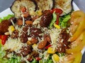 En nuestra sección de Ensaladas: Está la CHICKEN SALAD;  ¡¡Es la más pedida!!  En cama de lechuga mix, tomate, berenjenas salteadas, aguacate, mix frutos secos, queso parmesano, cebolla grillé, pimentón a la parrilla, & muslitos de pollo vegetal   . . . .  #healthyfood #comidarapidasaludable #saludable #comidarapidamonteria #yummy #healthylover #veganfood #fastfoodporn #comidarapidamonteria #glutenfree #healthyfastfood #meatless #monteriavende #Montería #monteriaventas #fastfood #veganfoodie #vegetariano #anniversary #monteriavendeoficial®️ #healthyfoodshare #salad #montería #gym #Monteríafit #comidavegetariana #veganosmontería #aguacate #vegetarianosmonteria #ensalada #comidavegana