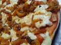 Una PIZZA HAWAIANA es una excelente en cualquier momento de la tarde o noche.. Y que mejor que sea con masa madurada, jamón vegetal y queso bajo en grasa y sodio😯✌🍃 piña cocida en miel-cilantro🍍  ¡Una delicia que tienes que degustar!  Te esperamos en nuestro local de 4:00pm a 9:30pm o te llevamos tu pedido a tu domicilio; Llámanos o escríbenos (+57)3007552612  . #Montería #Monteria #monteriacordoba  . . . . . #healthyfood #pizzapizza #saludable #pizzalovers #pizza #pizzatime #pizzaglutenfree #pizzas #pizzamonteria #pizzaaddict #pizzatime🍕 #pizzavegetarina #pizzavegana #vegetariano #veganpizza #vegetarianosmonteria #veganosmonteria #vegan #greengardencol #photooftheday #yummy #veganfood #meatless #monteriavende #Montería #pizzamonteria #monteriaventas #veganfood #cheeselover #pizza #veggierestaurant