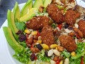 CHICKEN SALAD; Con muslitos de pollo veganos 😯🍗. En cama de mix de lechugas, berenjenas salteadas, tomate verde, aguacate, pimentón salteado, queso parmesano y mix de frutos secos con vinagreta de la casa.  Opción perfecta en éste #miercoles; ombligo de semana 🍃✌  #Monteríafit #Monteria #Montería  #healthyfood #ensalada #saludable  #greengardencol #photooftheday #yummy #saladlover #veganfood #meatless #monteriavende #saladlover #monteriaventas #veganfood #veganfoodie #salad #bowl #bowling #monteriavendeoficial®️ #healthyfoodshare #veganfood  #ensaladasaludable #Monteríafit #comidavegetariana #veganosmontería #aguacate #vegetarianosmonteria #veganrecette #comidavegana
