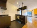 Grupo inmobiliario Rent House, presenta este hermoso aparta estudio para la venta en uno de los sectores más lujosos de la capital colombiana, lo tiene todo. Centros comerciales, universidades y colegios, bancos, centros empresariales y todo lo que necesitas para vivir cómodo y feliz. Y es que cuando se quiere elegir un sector en la capital, las personas esperan encontrar tranquilidad, buen acceso vial, facilidades de transporte, oferta cultural y, sobre todo, seguridad. Esta zona sobrepasará tus expectativas.  Código Fincaraíz: 7412431 Código Rent: 1250  Habitaciones  1  Baños  2  Parqueaderos  1  Área construída  48 m²  Área privada  45 m²  Estrato  5  Estado  Excelente  Antigüedad  1 a 8 años  Piso N°  2  Administración  $ 380.000 COP  Precio m²  $ 7.395.833,33*m²  Valor $ 355.000.000 #ventasrenthouse #ciencuadras #inmobiliaria #fincaraiz