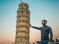 Sosteniendo la Torre de Pisa como si fuera una pluma. 🗼 😂 ¿Alguna vez has visitado un lugar icónico como este?  Cuéntame en los comentarios 👇   ________________  Holding the Leaning Tower of Pisa as if it were a feather. 🗼 😂 Have you ever visited an iconic place like this? Tell me in the comments below 👇  #TorreDePisa #Italia #Aventuras #DesafiandoLaGravedad #Viajes #Wanderlust #Travel