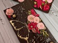 Mariposas 🦋 en la panza! 😍 Una colección creada con mucho amor para este San Valentín! Inspirado en eso! Lo MÁS IMPORTANTE ! Sentir! Vivir el amor, sentir ese revoloteo  Si te gustaron estas tabletas el resto de nuestro CATÁLOGO te va a ENCANTARRR  En la foto: 🦋tableta mariposa de chocolate blanco y semi amargo 🦋tableta jardín de amor: tableta de chocolate semi amargo, chocolate blanco, trozos de fresa, semillas y frutos secos  Tendremos pocos cupos disponibles para esta fecha NO TE VAYAS A QUEDAR SIN ESTA DELICIA!  Este 2022 viene repleto de amor y dulzor!