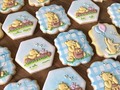 🍯NUEVO CURSO🍯 Llegó el curso más dulce y meloso de galletas glass 💙 Recuerdan las galletas del cumple de Emi!? Yo les prometí la clase y aquí está!! Aprenderemos 4 diseños de ensueño! Y como siempre PARTIENDO DE CERO!! Sin experiencia previa! Quiere más info? Escríbeme QUIERO y te paso toda la descripción por DM 🍯🐻