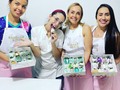 🤔Que tenían en común una diseñadora gráfica, una publicista y una pediatra? Que ninguna sabía hacer fresas con chocolate😅🍓🍫 Kathe tiene un emprendimiento de desayunos, se llama @arribaloscorazones.co y quiere innovar con nuevos productos, @paopuentesd se dio cuenta que en Virginia, USA, no hacen fresas así de hermosas o no que ella sepa 🤫 @dennyscarola una pediatra que decidió demostrarse a sí misma que puede romper sus propios límites y hacer bellezas con sus manos aunque se haya dicho mil veces que tiene dos maños izquierdas… decidió proyectar nuevas cosas a su vida este 2023…  Así que no solo tienen en común el que no sabían hacer fresas sino también tienen en común que decidieron hacer algo DIFERENTE, y TOMAR ACCIÓN sobre su intención, solo ellas saben hasta dónde llegarán sus sueños, yo tengo la certeza de que llegarán muy lejos si trabajan por ellos, mi misión? Darles la patadita de la buena suerte y permitirles demostrarse así mismas que pueden hacer todo lo que se propongan de corazón sin importar cuán difícil parezca, en medio de risas, carcajadas, abrazos y algo de cansancio nos despedimos, ellas con un nuevo arte aprendido y yo más humana al haberlas conocido 🫶🏻.  Recuerda que en @helinaschool encuentras talleres online y presenciales de fresas, grupales o personalizados 😍🫠🍓🍫 escríbenos para consultar nuevas fechas 🫶🏻 . . .  Desliza para ver de cerca el trabajo de cada una de mis chicas 😍  #fresasperfectas #derretimoselamaylahacemosarte #cursodefresasconchocolate #cursopresencialdefresas #cursoonlinedefresas #fresasconchocolate🍓🍫