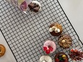 Con cuál matas el antojo? Chocomani 🥜  Coco 🥥  Fresa 🍓  Berry caramel 🍒  S’more 🍫 M&M 🍫  Cookies and cream 🍪  Disfruta esta delicia mañana martes!! Solo por pedido 🫶🏻 WhatsApp 3124228337 o comenta y agenda el tuyo, te confirmamos pedido al DM 🍓🍓🍫