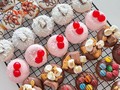 Porque ustedes lo pidieron 🥹❤️🍩 estará disponible nuestro cono de mini donuts para el día del hombre 🖤🖤 agéndalo aquí 🫶🏻  7u. $30.000  5u. $25.000 3u. $15.000