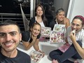 🖐️5 generaciones diferentes en la mesa! Y sin importar la edad o el genero todos estaban con un mismo ideal Emprender! ✅ @danielchr20 se va rumbo a Barcelona ♥️ detrás del amor y la felicidad y junto a su profesión ⚖️ sueña con una tienda con flores y fresas que le permitan trabajar en otro país  ✅ @sandra.diaz1316 tiene mil profesiones, está más preparada que un yogur 😅 pero la mejor de todas encabeza su sin fin de funciones… MAMÁ!!, una mamá con la convicción de que todo lo puede hacer por y para sus hijos y si sus hijos quieren emprender ella será la primera en apoyarles sus sueños ♥️🍫 que berraquera de mamá 🫶🏻 ✅ @andre0418 una ternura de mujer 😍😍 emprendedora echada para adelante buscando innovar en su empresa de atracciones para niños con todos los sueños puestos ya tiene un local en el cc acrópolis y espera poder ofrecer más! Búsquenla se llama fruletta ♥️ @yaneylla23 una ingeniera civil con un emprendimiento de flores que cada vez intenta echarle más el ojo y darle más movimiento! Si vieran cómo temblaba haciendo las fresas de los nervios !! Pero si vieran la cara de felicidad al final 😍😍 es que cuando meten todas las fresas en la caja les da una sensación de “ LO LOGRÉ! Estoy exhaustx pero LO HICE! Esto es MÍO! Wowwww di más de lo que pensé 🫶🏻 y es actitud a mi me derrite de amor! Todos ellos un mismo sueño, un modelo de negocio diferente, un mismo producto 🍫🍫🍫🍫 Tú puedes ir por lo que sueñes!! No te pierdas nuestra próxima clase el 15 de abril presencial junto a nuestro proveedor de Bucaramanga @insupan_bucaramanga  Deja atrás el miedo y aviéntate a derretir el alma y volarla arte explorando los alcances de tu imaginación! Te veo en clase 💋