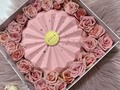 Nuestra figura de chocolate Rosé es todo lo que está bien 🥹🌹 Cake origami de 250gr de chocolate Cama de mini rosas color de temporada  Relleno: cake - sorpresa o hueco 😍 Agenda el tuyo al 3124228337 🥰💖  Sabias que tenemos cursos disponibles de introducción a la chocolatería y emprende con chocolate!   Toda la info en el WhatsApp 3176807569💖🫶🏻