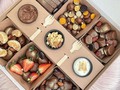 🍓🚨2 de 3…🚨🍓 fruit Box 🍌 leí la participación de todos Uds en mi última encuesta así que fueron ustedes quienes realizaron esta cajita para compartir con papá 👴..  te cuento que trae: 🍊uchuvas cubiertas con chocolate y frescas 🍓fresas cubiertas con chocolate y fresas frescas 🫐 bites de arándanos con yogur griego bañados en chocolate y arándanos frescos 🍌trozos de bananos cubiertos en chocolate 🍊Gajos de mandarina cubiertas con chocolate y mandarina fresca 🍓frambuesas frescas 🥜Almendras tostadas y mix de frutos secos premium  🍪 mini oreos y galletas tipo hanutta de cocoa, avellanas y Tiramisú  (Libre de aceite de palma)  Dips puedes elegir entre: 🥛crema chantilly con trozos de galleta 🍫nutella 🍯arequipe 🍫crema de chocolate, blanco o negro  Definitivamente una explosión de sabores! Y saben que es lo mejor🥹🥹 que tenemos esta opción apta para diabé y con muchas variedades más!  Cotízala en nuestra línea 3124228337 y reserva la tuya con tiempo 🥰 🚨 POCAS UNIDADES DISPONIBLES!