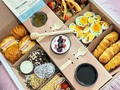 🚨3 de 3!!…🚨🚨 Con este desayuno MÁGICO el rey de la casa quedará encantado! Disfruta el, disfrutas tu 😅 disfrutan TODOS!  Good Morning DAD incluye:  🥐🥐2 medias lunas de jamón y queso 🥐🥐2 medias lunas sin relleno 🍓🍓🍓🍓 4 fresas con chocolate y toppings, puedes cambiarlo por fresas rellenas con crema chantilly o cambiar el sabor de chocolate 🥓 una mini tabla de fiambres con diferentes quesos, jamones, aceitunas, pimentones rellenos, galletas y pistachos o mix de frutos secos. 🧀 🧀🧀3 deditos de queso hojaldrados 🥚🥚🥚 mix de huevitos duros entre criollos y de codorniz acompañados de tocineta crocante y cebollín  🥞🥞🥞🥞 4 triángulos de Waffle acompañados de mielera de madera y jarabe de arce 🫐 Arandanos con yogur griego y frambuesas frescas 🧃Jugo de naranja ☕️☕️ 2 sobres de café @honestocafe, puedes elegir tu sabor favorito 🥰  Agenda tu desayuno con tiempo! Pocas unidades disponibles 🥰  Alcanza para 2-3 porciones. Incluye postal con fotografía y mensaje personalizado. #valor del desayuno no incluye el envío y o productos adicionales  Pedidos al 3124228337 o por DM! Mañana les presento la opción solo para el! Cuentame aquí en comentarios que te pareció! A mi me parece súper completo, a ti? #breakfastideas #breakfastbox #desayunosbucaramanga #diadelpadre2023