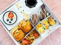 🚨DAD ALERT🚨  Para todas las personas que estaban esperando esta presentación aquí la tenemos 🥰🥰 Solo para el 👑 de la casa 🥸  Caja de lujo textura mármol con tapa de acetato y manija box 💯 🍓🍓Fresas y arándanos con chocolate  🥞mini pancakes con syrup de arce o triángulitos de waffles ( mismo peso neto) 🥚🥚Mixtura de Huevos con cibullet y crocante de tocineta 🥐🥐Media luna Argentina con jamón Y queso  🧃jugo de naranja o té helado y  ☕️ Drip coffe HONESTO de sabor a elección según su cuerpo y tostion con sobre de crema en polvo.  Incluye postal personalizada Agenda la tuya al 3124228337, Pre venta hasta el 10 de junio 🥰  *Consulta nuestras opciones para diabé 🥰