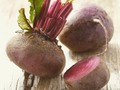 La Remolacha contiene Betaína, un nutriente que proporciona un poder anti-inflamatorio que protege los órganos internos, así como mejorar los factores de riesgo vascular y previene diferentes enfermedades crónicas.  ¿CUÁNTAS CALORÍAS TIENE LA REMOLACHA?  A pesar de la creencia popular, la remolacha no engorda. De hecho, analizando sus valores nutricionales por cada 100 g, descubrimos una hortaliza muy saludable, ligera y saciante:  Calorías: 43 kcal  Proteínas: 1,6 g  Grasas: 0,1 g  Hidratos de carbono: 9,6 g  Fibra: 2,8 g   PROPIEDADES DE LA REMOLACHA  Es una excelente fuente de ácido fólico, así como de vitamina C y potasio. Concretamente 100 g cubren la tercera parte de las necesidades diarias de ácido fólico de un adulto, la sexta de las de vitamina C y el 8% de las de potasio y magnesio.  También contiene una cantidad apreciable de fósforo y apenas aporta calorías. Otros nutrientes que se encuentran en cantidades no desdeñables son las vitaminas B1, B2, B3 y B6, y los minerales hierro y yodo.  Todos los nutrientes, especialmente el hierro, se asimilan mejor cuando la remolacha se toma en forma de jugo.