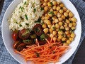 Opción de Almuerzo vegetariano exquisito ⬇️⬇️⬇️⬇️  🍚Arroz de coliflor  😋Garbanzos 🥕Zanahoria rallada 🍅 Tomate cherry  Yo le agregaría este aderezo cremoso bajo en calorías😋😋  🥄Receta: 🥛1 taza de yogur griego sin grasa 🥑½ aguacate, machacado 🧄1 diente de ajo picado 🍋2 cucharadas de jugo de limón 🧂Sal y pimienta al gusto  🥗Mezcla todos los ingredientes en un recipiente pequeño. Puedes guardarlo y dejarlo cubierto en el refrigerador hasta por una semana.  📌Porción de 2 cucharadas:  ▫️Calorías: 65 ▫️Proteína: 5 g ▫️Carbohidratos: 3 g ▫️Grasa: 1.5 g
