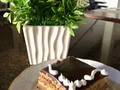 Torta húmeda con Brandy, rellena de crema de café y almendras picadas cubierta con un rico chocolate tipo espejo.... Tú torta soñada 😉 #tortas #cafe #chocolate #brandy #almendras #pionino #hercymina #minareposteria #celebración #familia #amigos