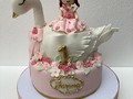 #torta #cumpleaños #fiesta #celebración #1año #princesa #cisne #flores #plumas #bebe …. Tú Torta Soñada 😊😉😍