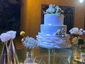 Torta de Boda de luciendo muy hermosa con la decoración y montaje de @luis_instyle . Boda: Anais y Guilherme #vainilla #naranja #chocolate #fondant #elegante #blanco #azul #profiteroles #shot #fresa #limón