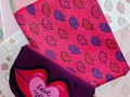 Besos y amor para regalar! 😍❤️💋 estuches en dos tamaños en version mate o glitter! Son una belleza. Cada print ha sido diseñado con todo el cariño para ustedes. . . FLECHADOS  San Valentín 2020 . . #estuches #por #hipocampo #14febrero #diadelamorylaamistad #diadelosenamorados #valetine #love #creativeminds #designlab