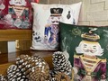 ✨ Magic Christmas ✨ Como todos los años le damos la bienvenida a la época más linda del año, donde diseñamos con mucha pasión. Cada pieza de la línea home ha sido creada con una meta principal y no es más que engalanar tu hogar! Esperamos les guste tanto como a nosotras cada una de las piezas que hemos diseñado para ustedes.   Comenzaremos por los cojines que son de sueño 😍 tenemos variedad de estampados con un delicado borde que les da un toque especial y un acabado suave y elegante en la parte posterior. Para mayor info puedes escribirnos al privado, enviamos a todo el país 🌲🌟⭐️  #magicchristmas #homedecor #newcollection #navidad #cojinesnavideños