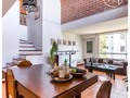 Penthouse dúplex ubicado en la zona más conveniente del Poblado, a corta distancia del Parque Lleras y Provenza, donde encontrará los mejores restaurantes de la ciudad, bares, supermercados a unos pasos de su puerta. Al ingresar al apartamento, un área iluminada natural con gran ventilación y ambiente bohemio ofrece una sala de estar tranquila y amplia, además de techos altos. Balcón con vista exterior, rodeado de verde 2 alcobas con baño y estar o estudio con baño privado. La mejor característica es una INCREÍBLE y ENORME terraza de 100 m2 con un cómodo jacuzzi y barbacoa. Vista única. PETNHOUSE BOHEMIO DE OPORTUNIDAD! @hmserviciosinmobiliarios #hmserviciosinmobiliarios #realestatemedellin #propiedadraiz
