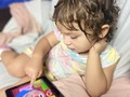 En serio 😧 como estos niños de ahora ni a dos años llegan y ya saben cómo operar dispositivos tecnológicos y ya saben que escoger para ver 😅🤭😧 #GM🍼 se sabe los números del 1 al 10 y dice gracias, por favor 🙏🏼 y muchas más cosas gracias a #PlimPlim 🤣🤣