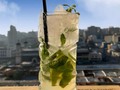 Se viene el verano... Y nada más refrescante que un mojito tradicional o de sabores preparado con productos frescos.  Así que ya sabes no dudes en consultarnos disponibilidad ☺️   Agenda 2023 abierta ❤️  #mojito #coctelería #eventoschile #santiagodechile #fiestas #cumpleaños #barmovil