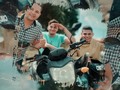Alguien me dijo, que un día más... Es uno menos, para disfrutar Que este momento, no volverá..  Y que el reloj no, gira hacia atrás
