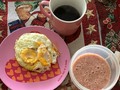 Para los que no tienen claro que desayunar hoy les comparto este desayuno muy saludable y balanceado que contiene:  Dos huevos enteros Batido de fresas banano y avena  Tinto  Que tengan un excelente día  #habitossaludables #comidasaludable #vidasana #alimentacionsaludable #sisepuede #sinexcusas #vamospormas #entrenamiento #entrenadorpersonal #vamospormas #bogota #coach #colombia #bogotafit