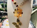Así de bonito es lo que me inspira la Naturaleza,a mi esta pieza me transporta a esos lugares donde el verde,los rayos de sol,los pájaros y mariposas convergen para regalarle quietud,sosiego y silencia a mi ❤️✨y me permite oírme,sentirme y conectarme con la gratitud para con Dios que es tan bueno que nos ha regalado un mundo lleno de maravillas para nuestro disfrute y que tristemente hemos maltratado pero tengo la Fe de que podamos despertar y hacer lo propio,porque siempre hay tiempo para hacer bien y mejor las cosas si así lo decidimos!! A ti que te inspira?? Creando a partir de lo que Amo😍✨ #accesoriosdemoda #accesoriospanama #hippiechic #bohochic #chicstyle #chic #glamour #neklaces #earings #jelweryfashion #fashionstyle #piezasunicas #piezasmuyimar #imarcreativity #Panamá #pty #507 #diseño #hechomano #beunique #diferenú🧦